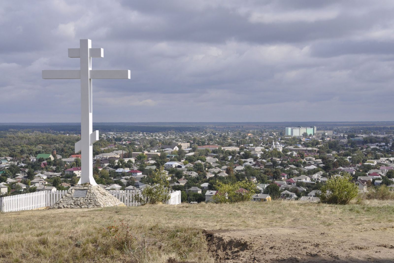 Над Старобельском установили крест (фото)