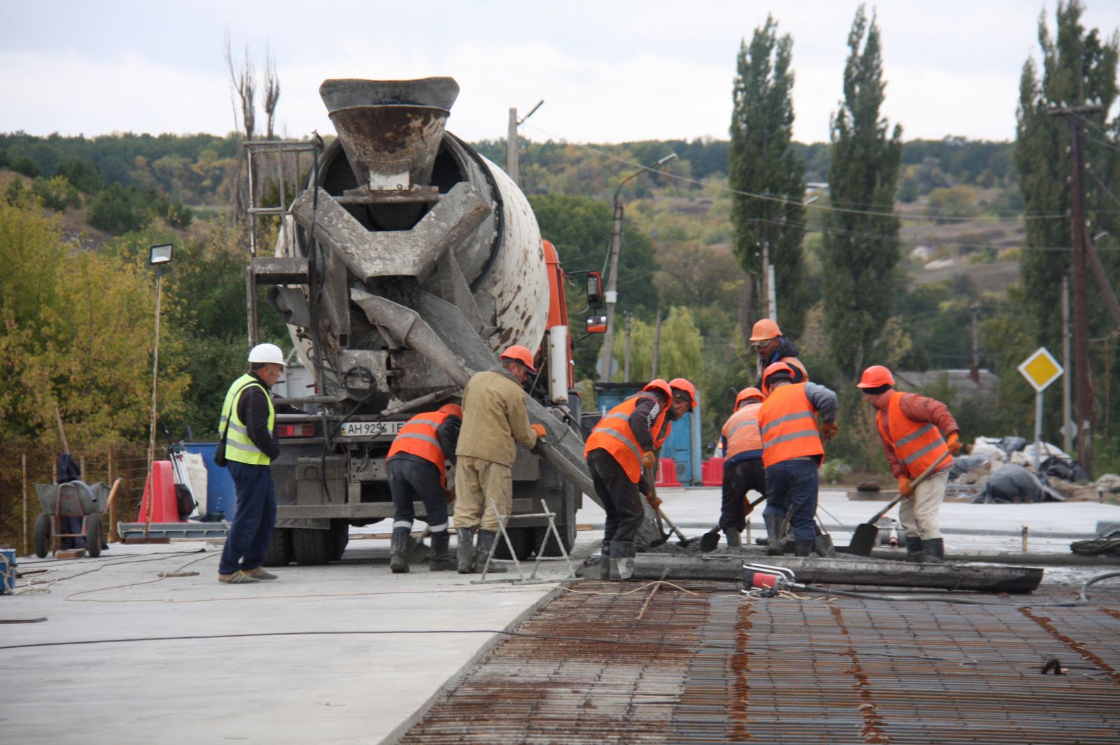 Как идет ремонт моста в Сватово (фото)