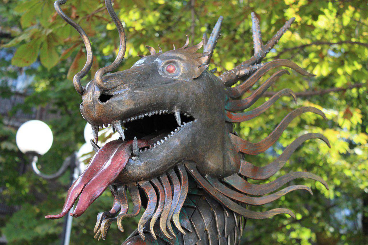 На улицах Мариуполя заметили дракона (фото)