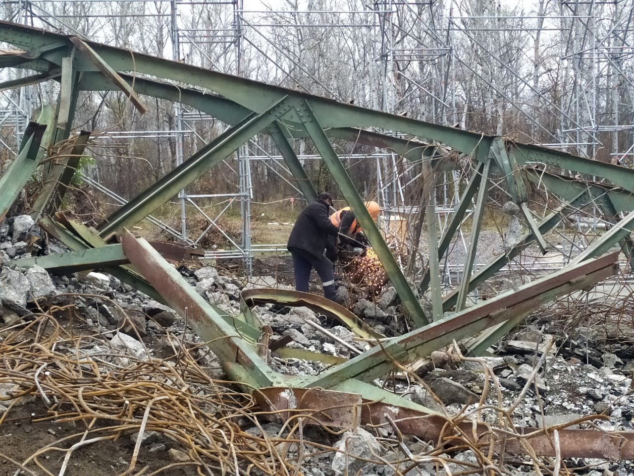 Как идет ремонт моста в Станице Луганской (фото, видео)