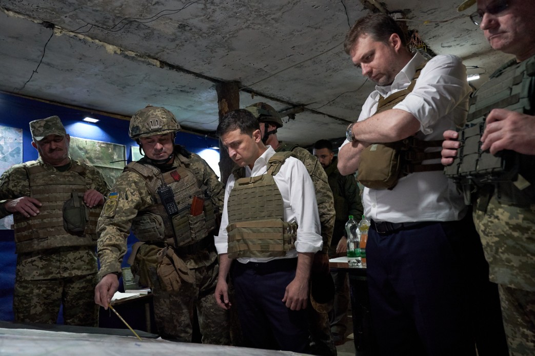 Зеленский встретился с военными на Донбассе (фото)