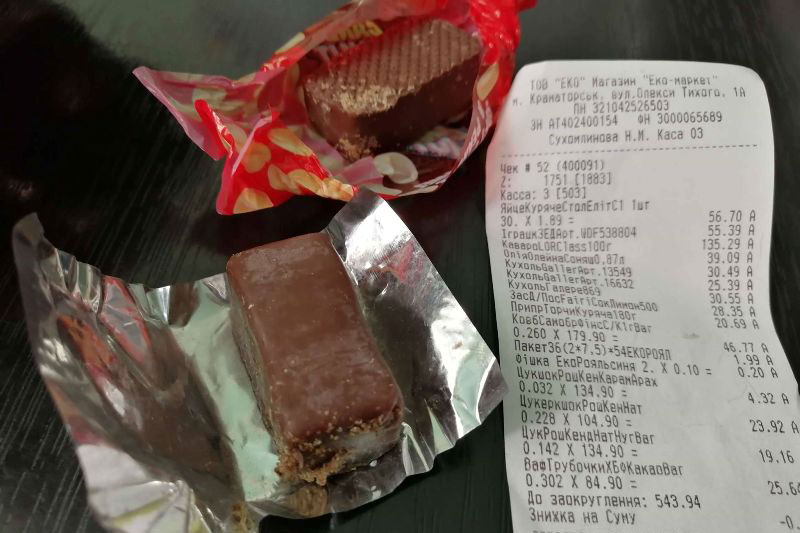 В краматорском супермаркете обнаружили конфеты с червями (фото)