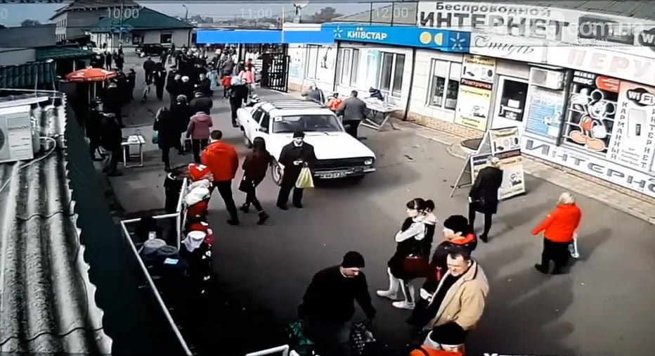 В Покровске "Волга" сбила пешехода на рынке (видео)
