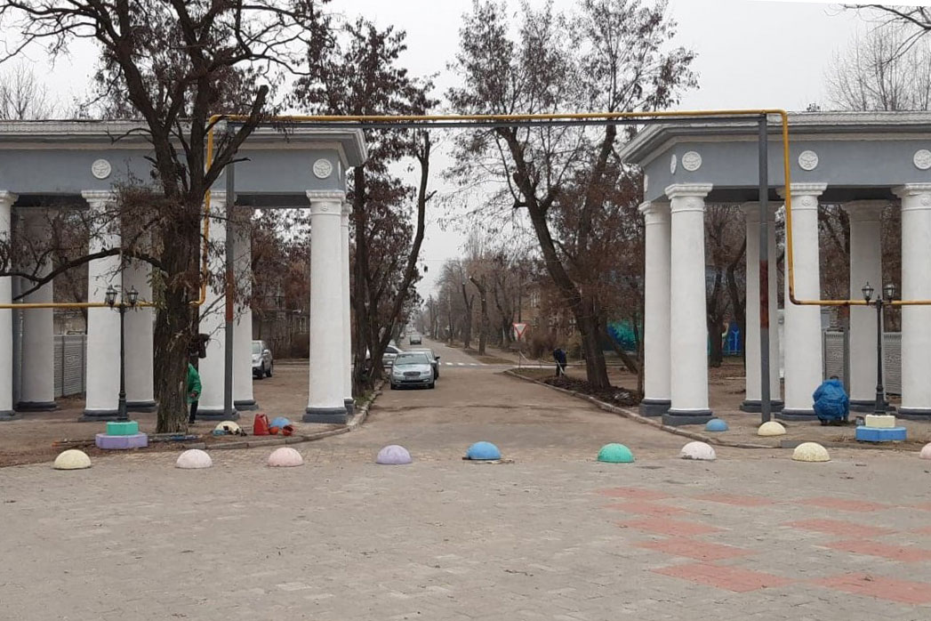 В Северодонецке отремонтировали колонны в городском парке (фото)