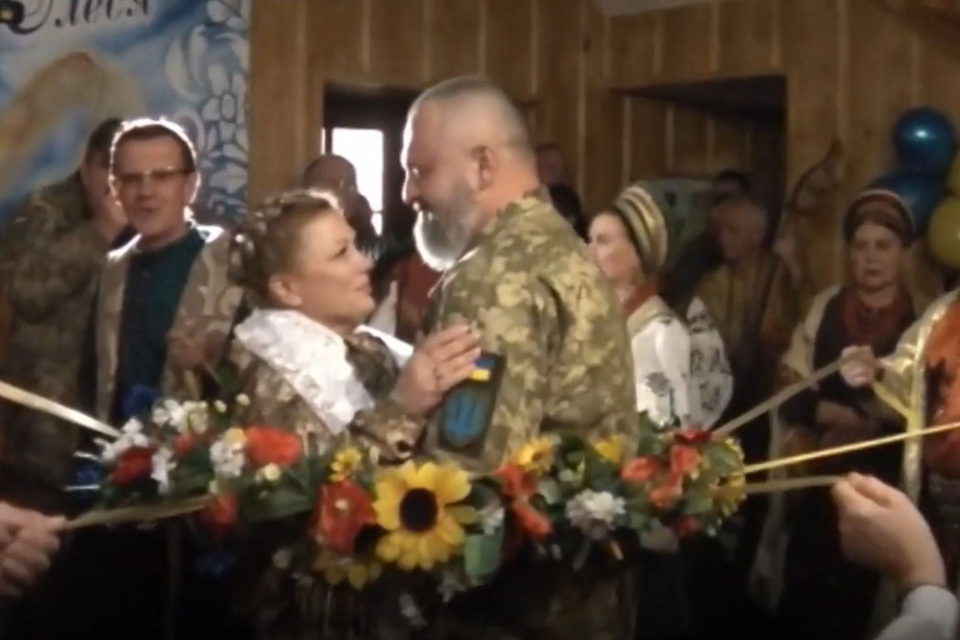 На Донбассе прошла необычная свадьба (видео)