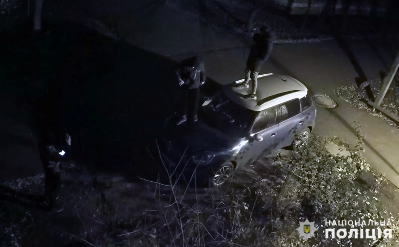 В Покровске подростки изуродовали припаркованный автомобиль (фото)