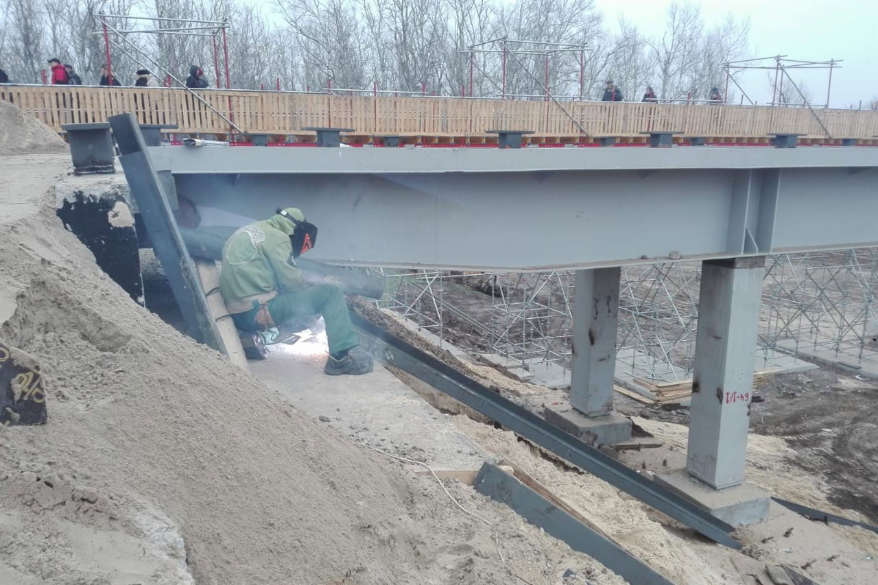 Как идет ремонт моста в Станице Луганской (фото, видео)