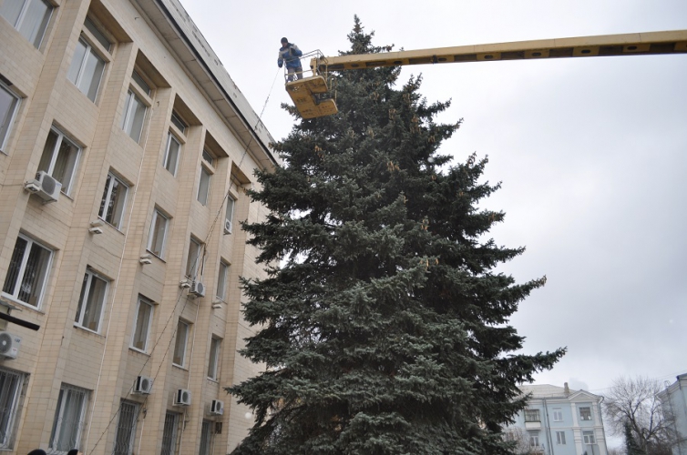 В Краматорске появилась новогодняя иллюминация (фото)