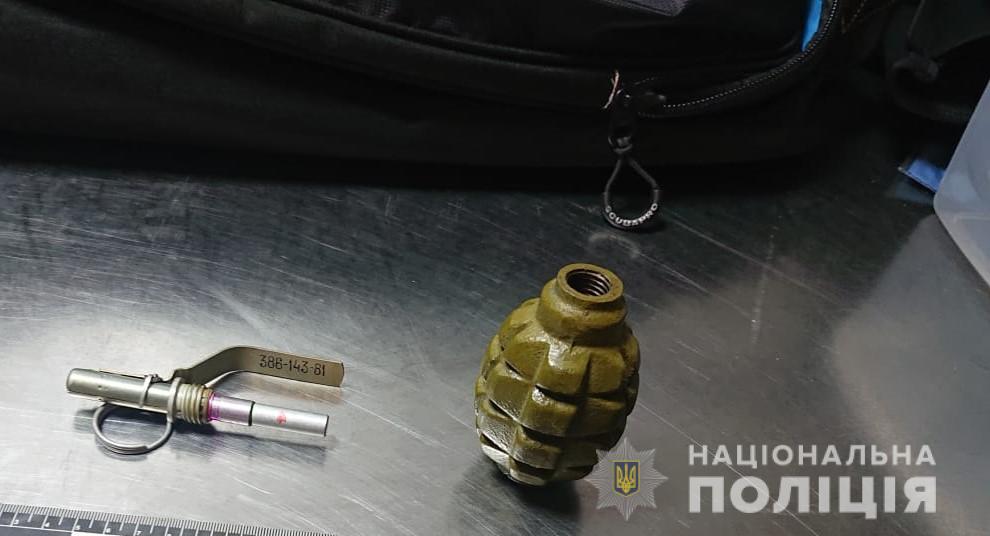 Дончанин пытался сесть в самолет с гранатой
