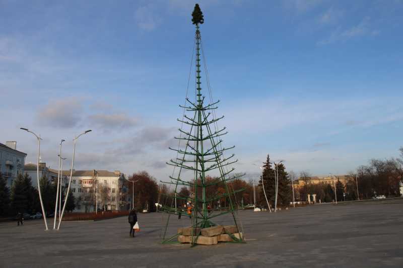 В Краматорске устанавливают новогоднюю елку (фото)