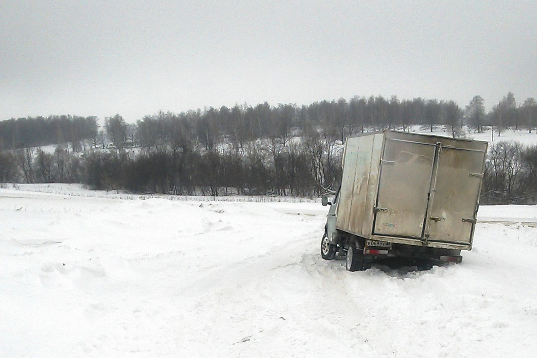 На Луганщине "Газель" попала в снежную ловушку
