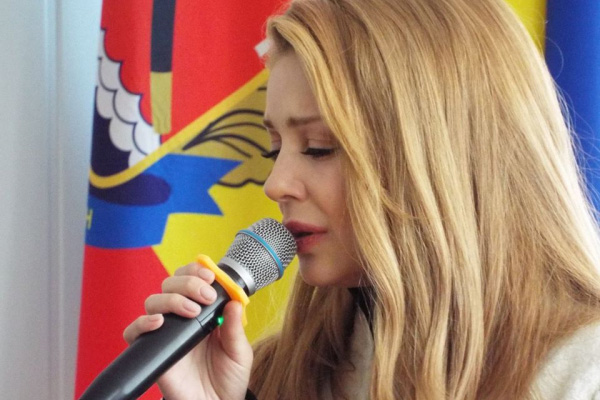 К военным в Станицу Луганскую приехала известная певица (фото, видео)