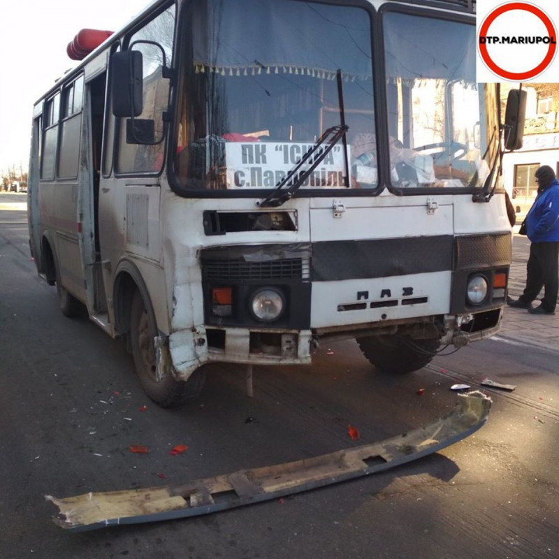 В Мариуполе пассажирский автобус попал в ДТП: пострадали беременная женщина и ребёнок