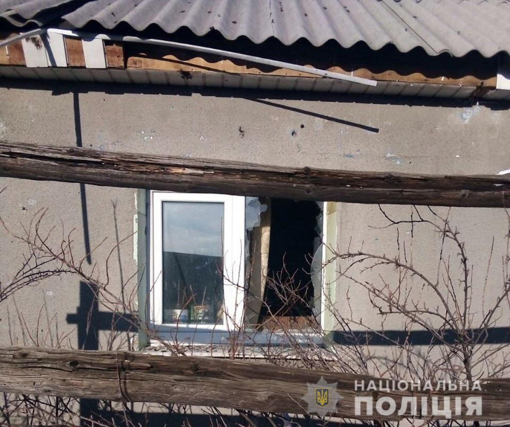 В Марьинском районе во двор женщине прилетели три снаряда, пострадавшая в больнице