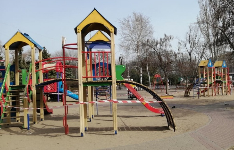 Из-за карантина в Мариуполе оградили детские и спортивные площадки