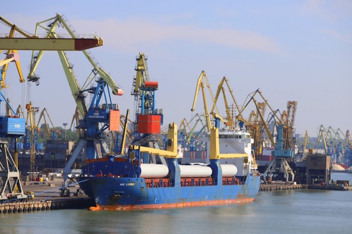 Мариупольский порт переходит в режим экономии и простоя