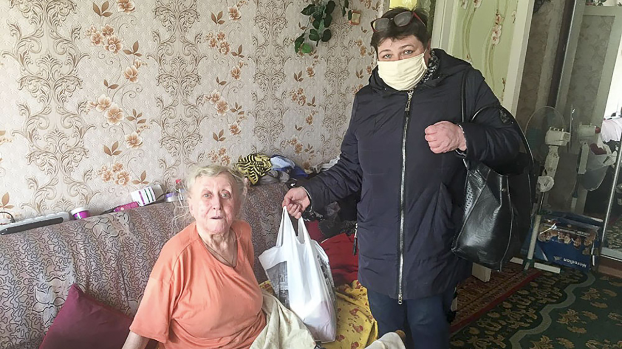 Одинокие пожилые люди в Славянске получили продуктовые наборы
