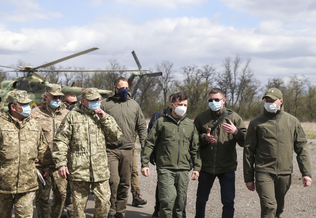 Зеленский съездил на Донбасс