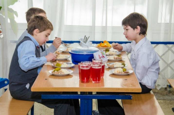 Детей-переселенцев будут бесплатно кормить в учебных учреждениях