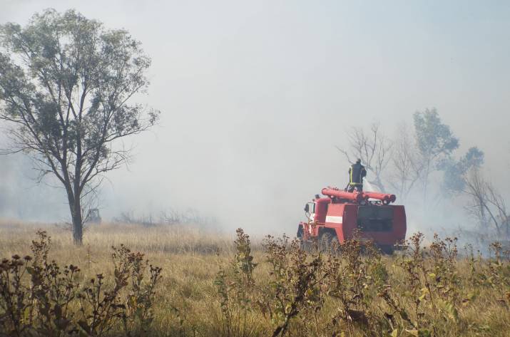 В Станично-Луганском районе продолжают бороться с пожаром