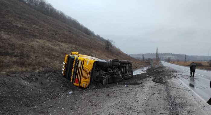 На Луганщине перевернулся грузовик