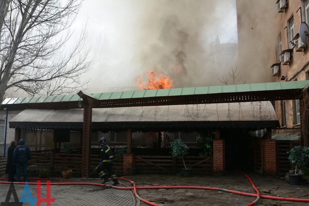 В центре Донецка горели гастро-паб «Свинья» и прилегающее к нему здание