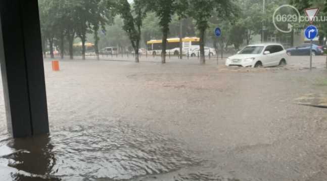 В Мариуполе потоп. За час выпало полмесячной нормы осадков