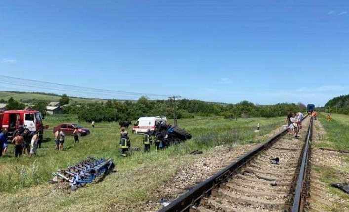 В Луганской области поезд сбил трактор: есть погибший