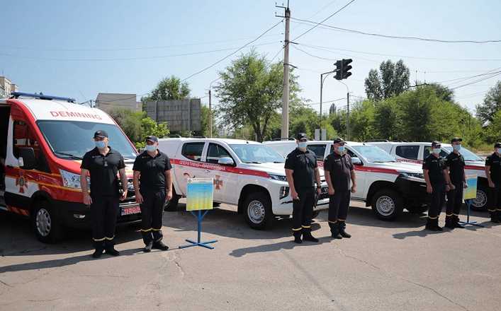 Пожарным Луганщины передали 9 спецавтомобилей 