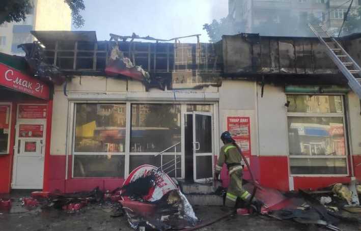 Два магазина сгорели в Донецке