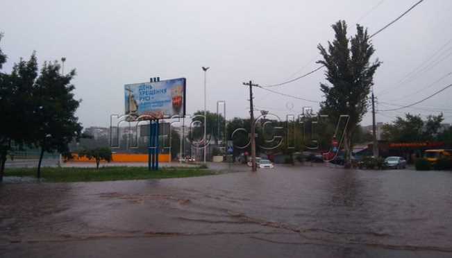В Мариуполе затопило тротуары, город частично обесточен