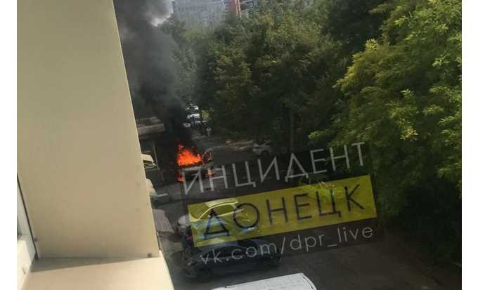 В Донецке у здания больницы горит «скорая» 