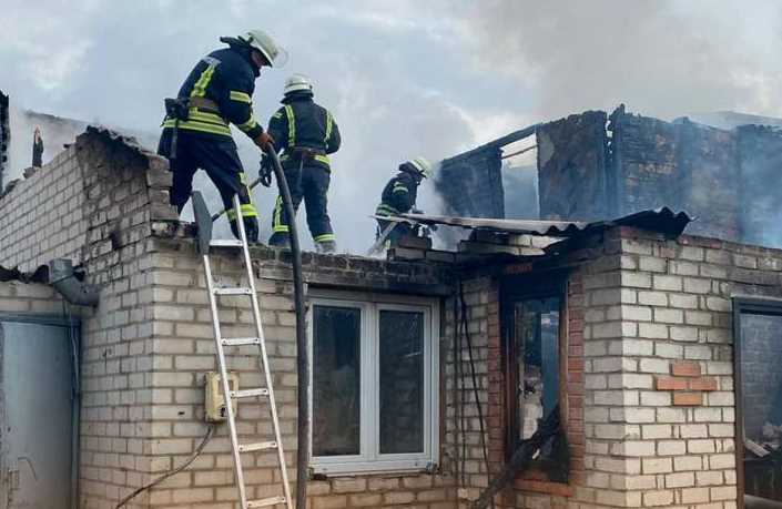 В Северодонецком районе горел двухэтажный жилой дом