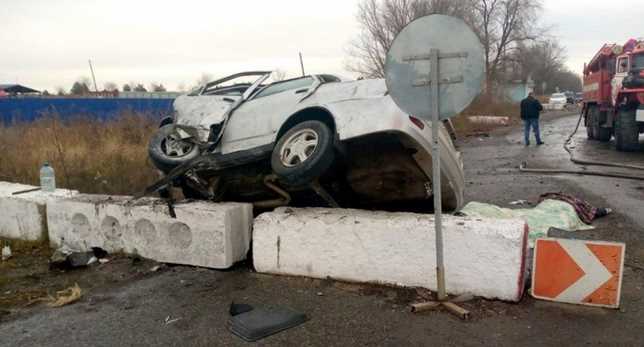 Машина врезалась в блокпост под Луганском. Два человека погибли