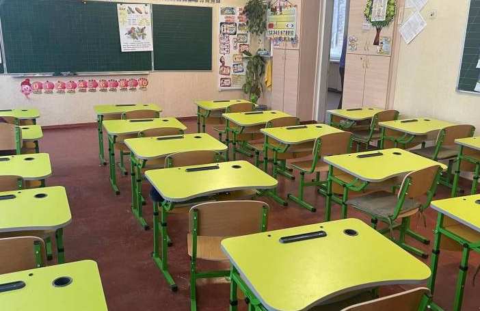 Рубежанские школьники получили современные парты и стулья