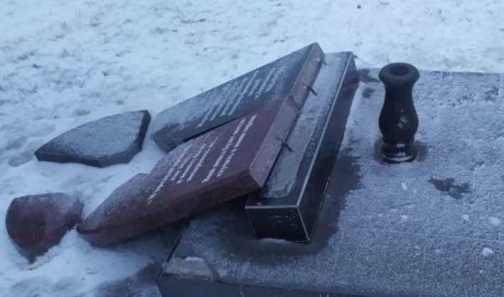 В Лисичанске неизвестные повредили памятник