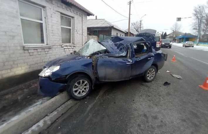 В Лисичанске автомобиль въехал в дом: есть погибший