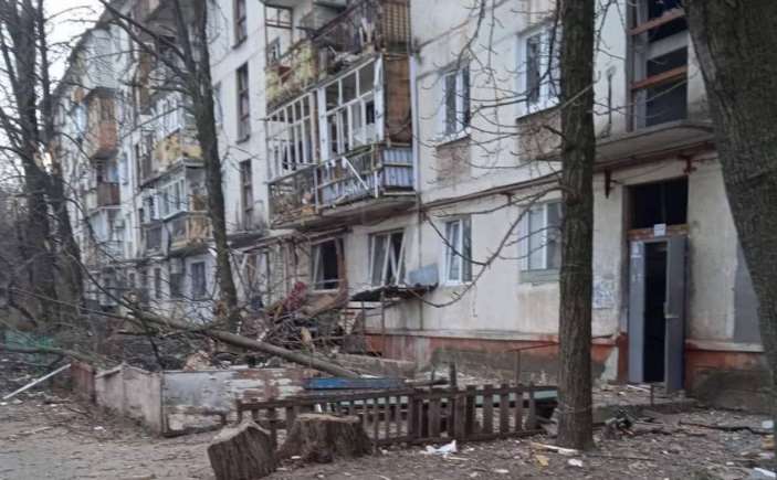 Обстрел Рубежного: пострадали еще три дома, ранен сотрудник ГСЧС