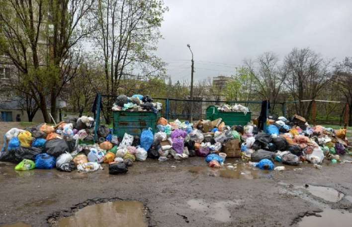 “Работать некому”: оккупированный Алчевск утопает в мусоре