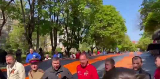 «ДНР» устроила шествие в разрушенном Мариуполе