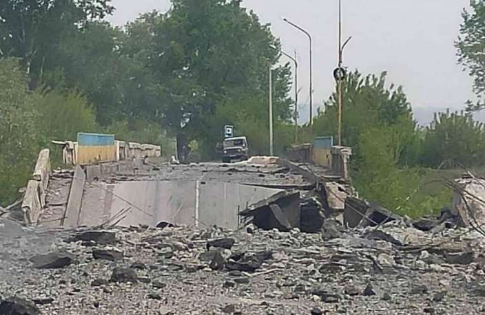 Захватчики разрушили мост в Рубежном