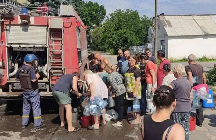 Спасатели в Лисичанске развозят гуманитарку и эвакуируют людей