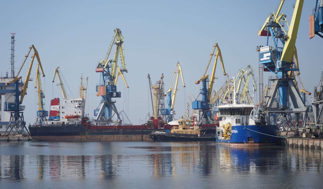 Російські окупанти намагаються запустити зерновий термінал у порту Маріуполя