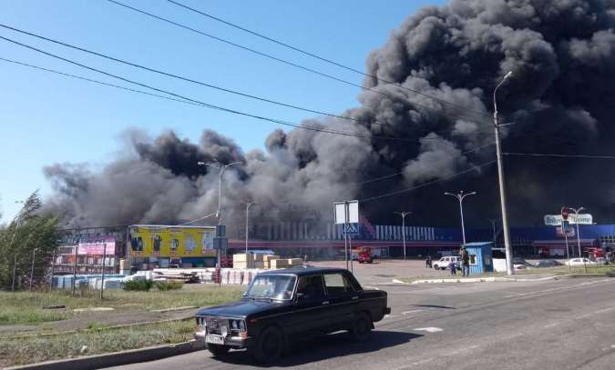 В Донецке горит ТЦ "Галактика"