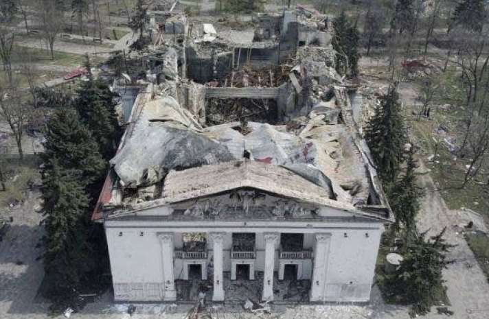 "Реконструкція" Драмтеатру у Маріуполі: окупанти заливають трупи бетоном