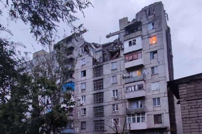 Оккупанты обстреляли многоэтажку в Торецке: пострадали 19 человек