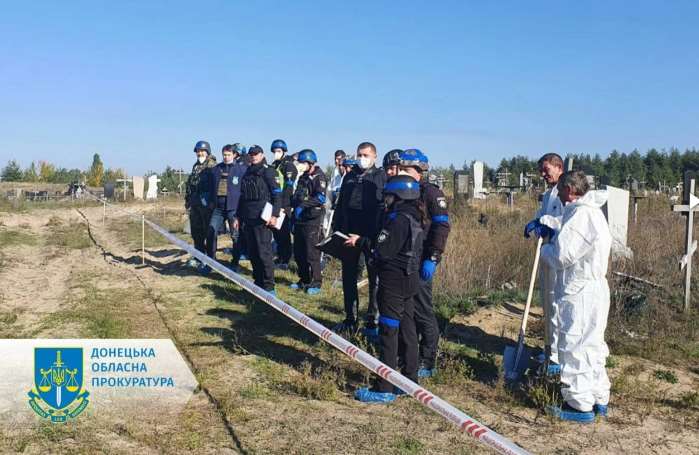 В освобожденных Святогорске и Лимане Донецкой области эксгумировали тела погибших