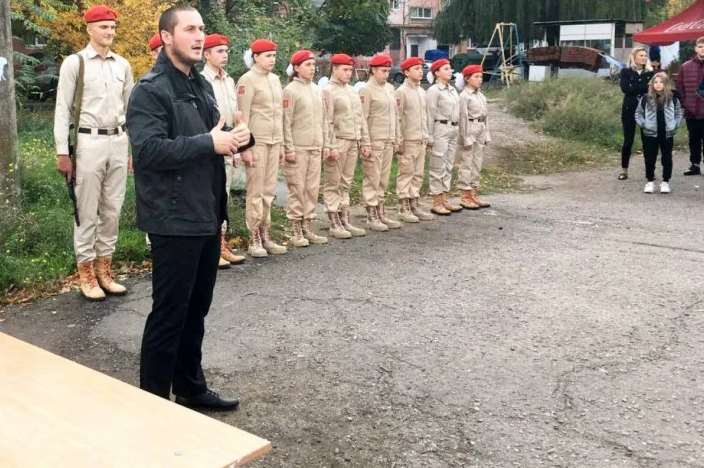 В Мариуполе оккупанты вербуют подростков в "Юнармию"