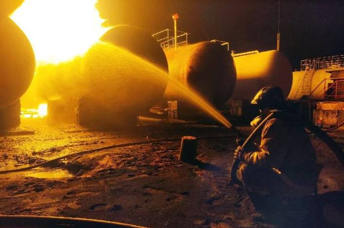 В Макеевке Донецкой области горит нефтебаза