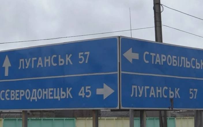 Мешканців Луганської області закликають виїжджати через Росію